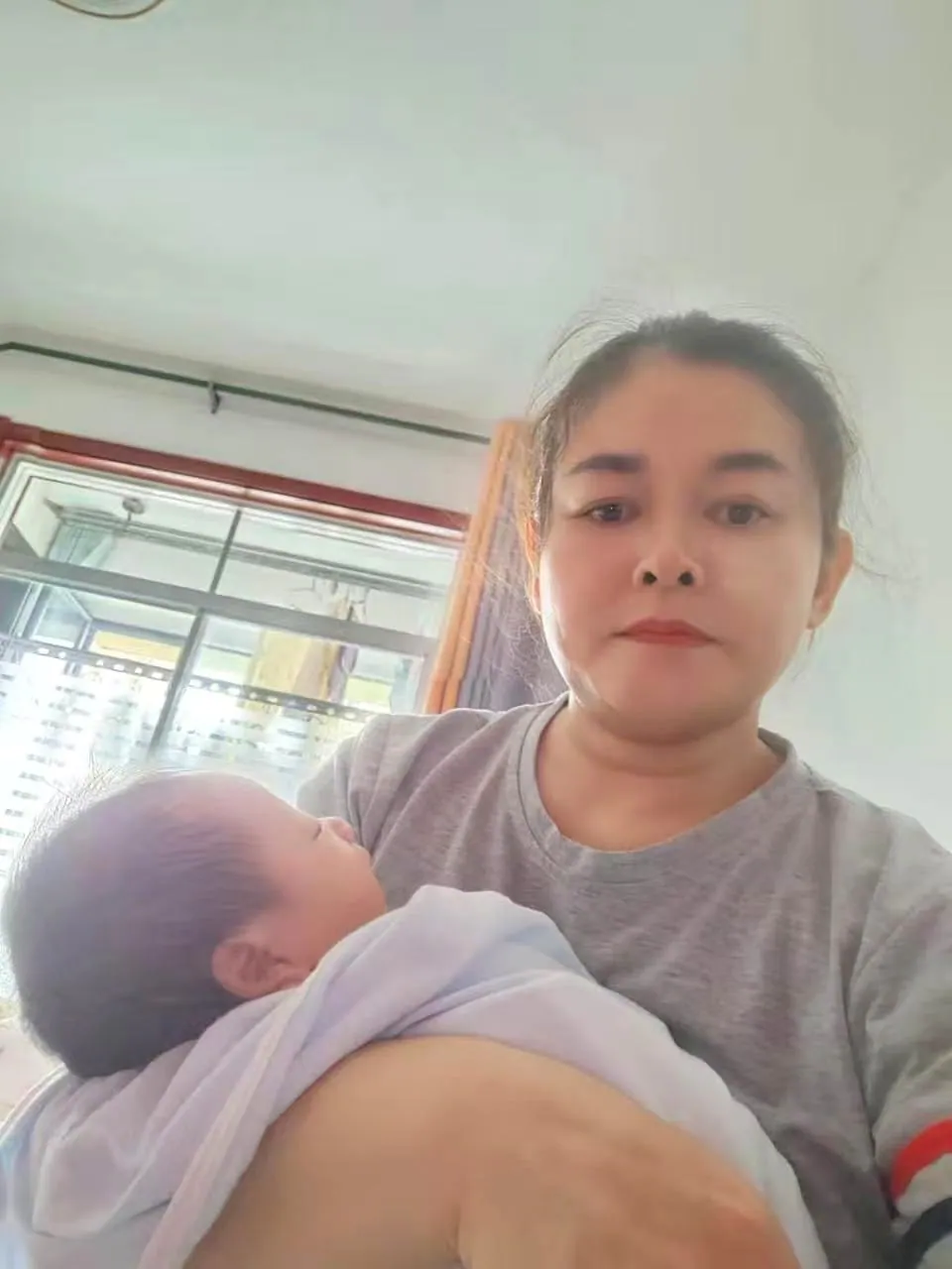 刘向华喂哺后抱持照护婴儿