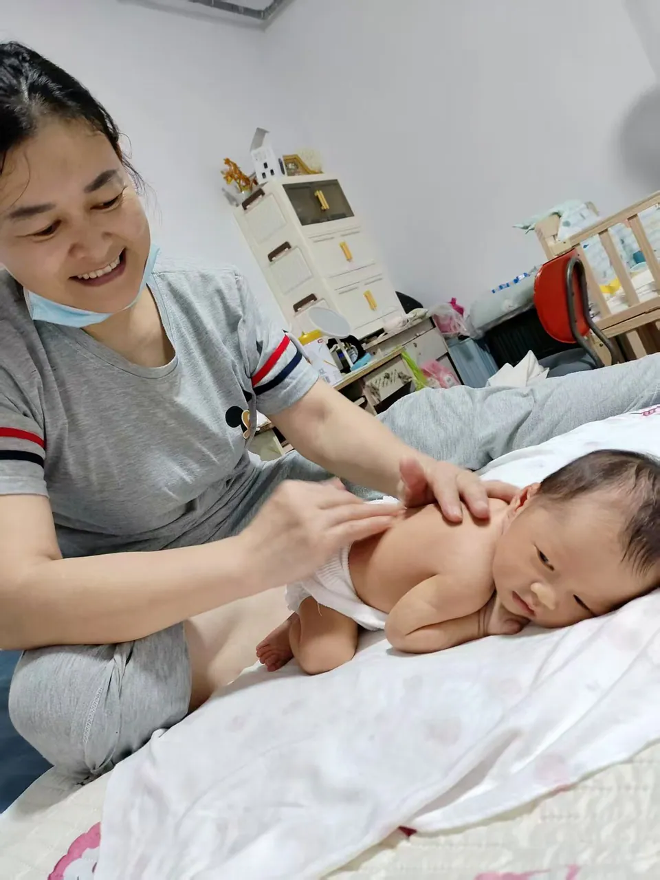 刘向华为婴儿进行抚触护理