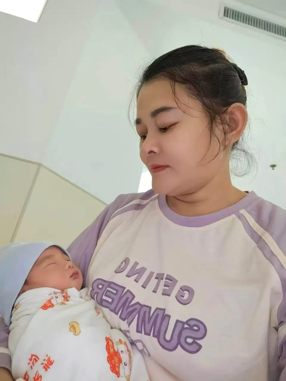 刘向华怀抱包裹后的婴儿