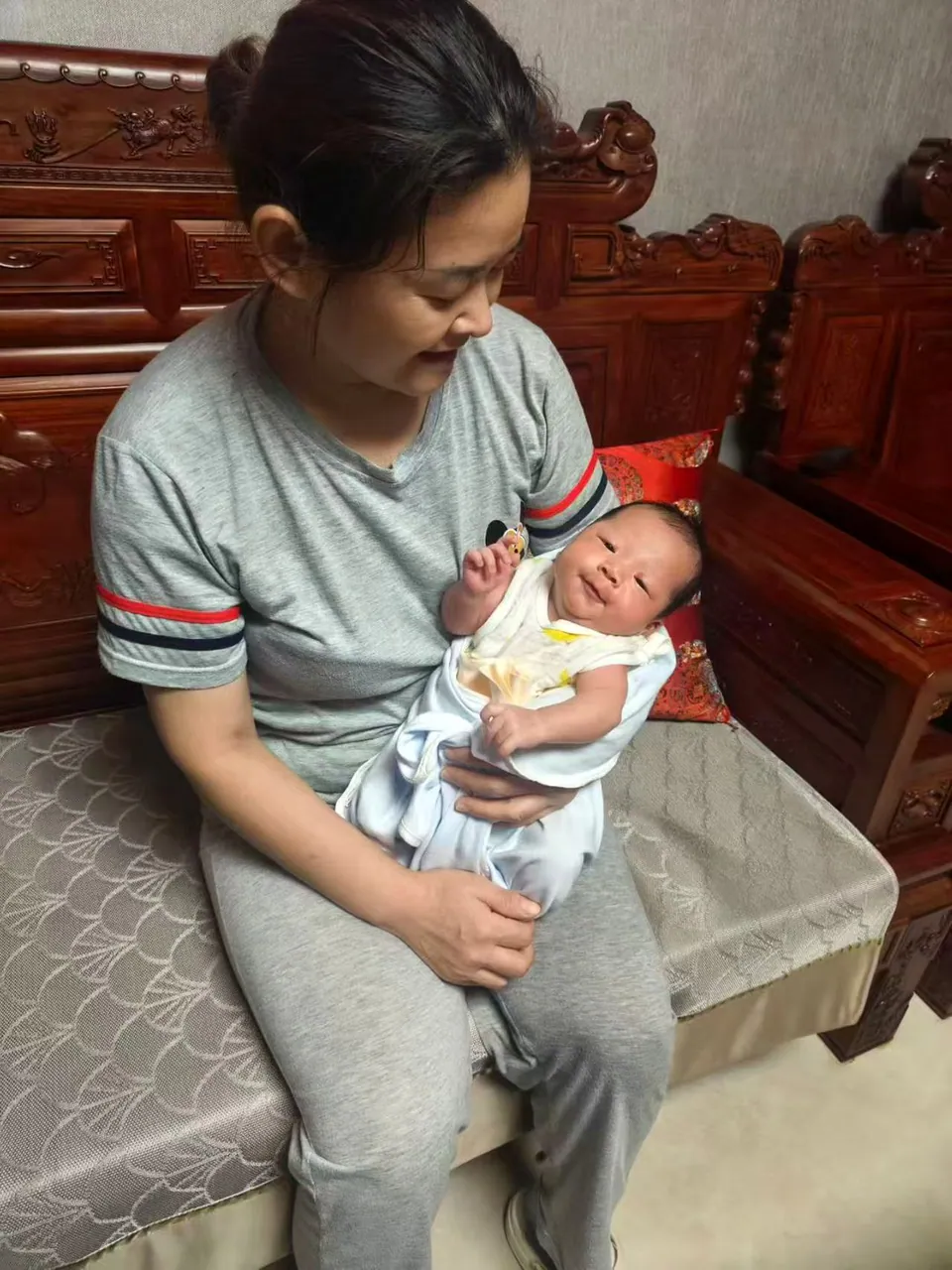 刘向华怀抱婴儿温和互动