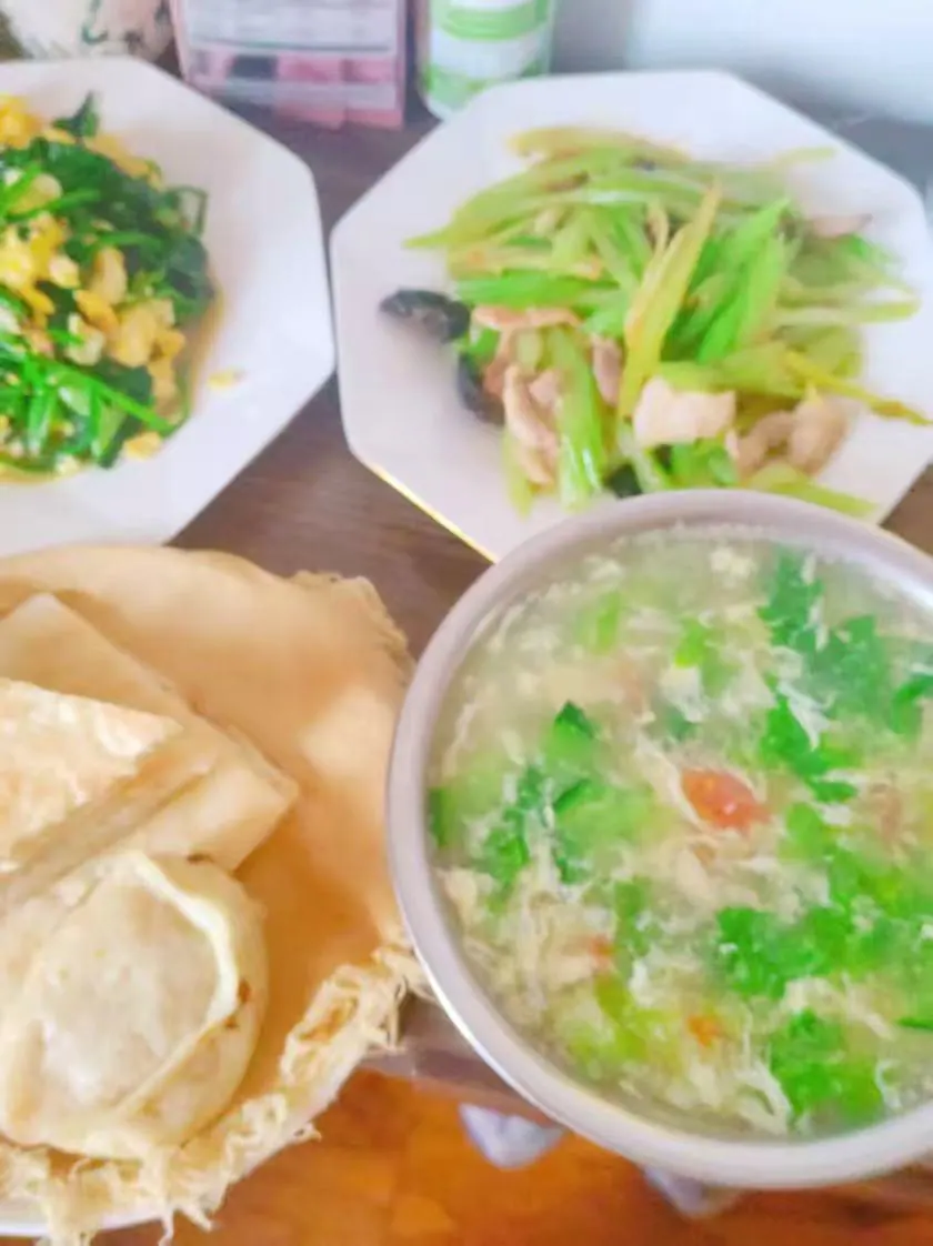 家常饼、蔬菜蛋汤和两份清炒菜