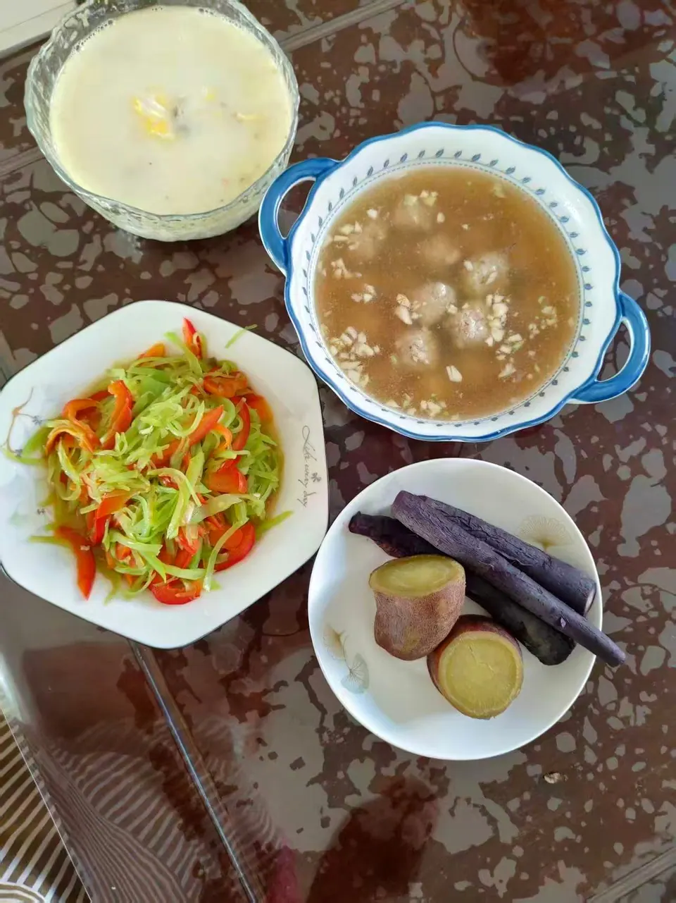 肉丸汤、清炒莴笋胡萝卜、红薯和紫薯